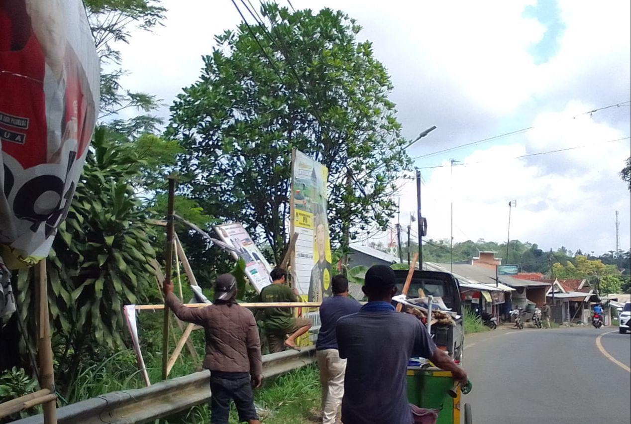 Bawaslu dan Satpol PP Kabupaten Bandung Barat mulai menertibkan sisa-sisa APK yang masih terpasang di wilayah Kecamatan Cikalongwetan. Senin (12/2). Foto Jabarekspres