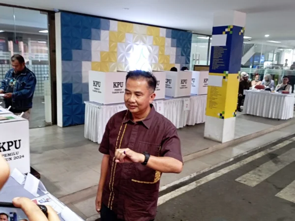 Dok. Pj Gubernur Jabar, Bey Triadi Machmudin, saat gunakan hak suranya di TPS 15, Jl. Cianjur Bandung. Rabu, (14/3). Foto. Sandi Nugraha.