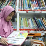 Aktivitas pengunjung di Ruang Baca Perpustakaan Dispusipda Jawa Barat, Jalan Kawaluyaan Indah II, Kota Bandung. (Pandu Muslim)