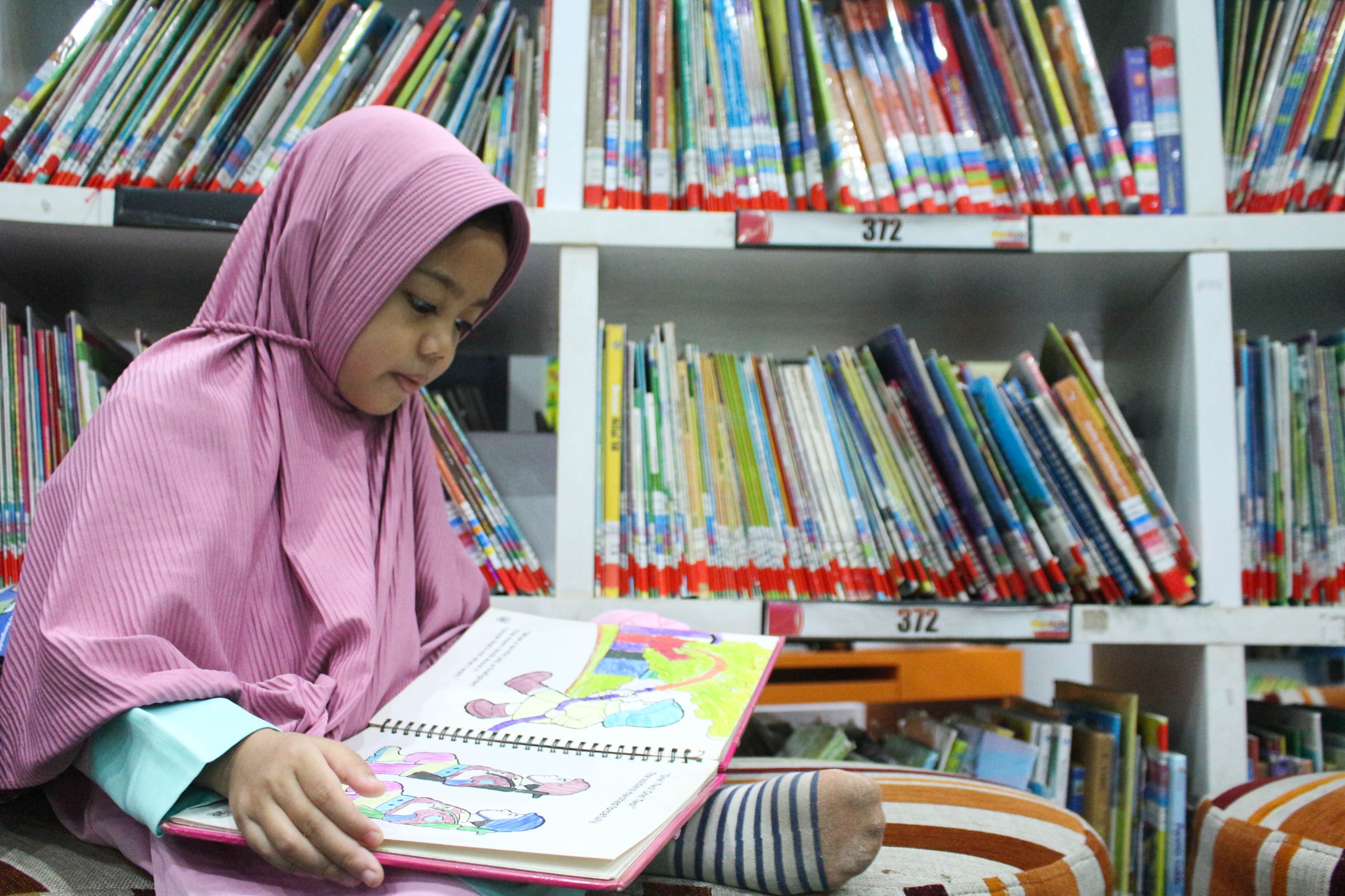 Aktivitas pengunjung di Ruang Baca Perpustakaan Dispusipda Jawa Barat, Jalan Kawaluyaan Indah II, Kota Bandung. (Pandu Muslim)