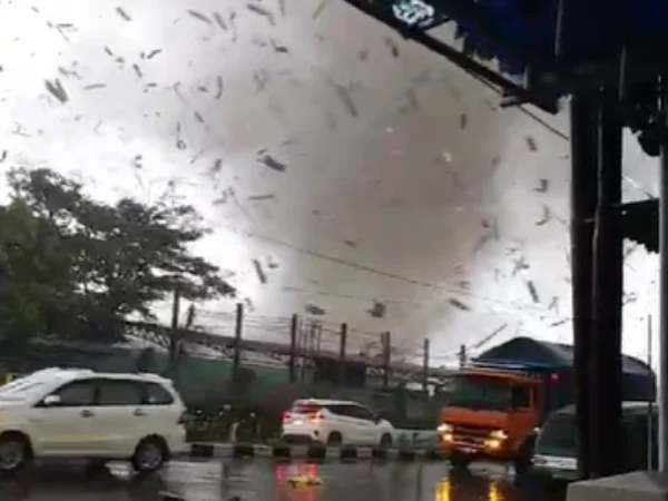 Angin Puting Beliung terjang Desa Cisempur, Kcematan Jatinangor, Kabupaten Sumedang, Rabu (21/2).