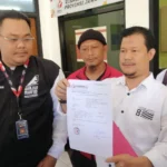 TPN Ganjar Pranowo-Mahfud MD menunjukkan bukti hasil laporan ke Bawaslu Jabar atas dugaan pelanggaran aturan pemilu oleh KPU Kabupaten Cirebon, Senin 5 Februari 2024.