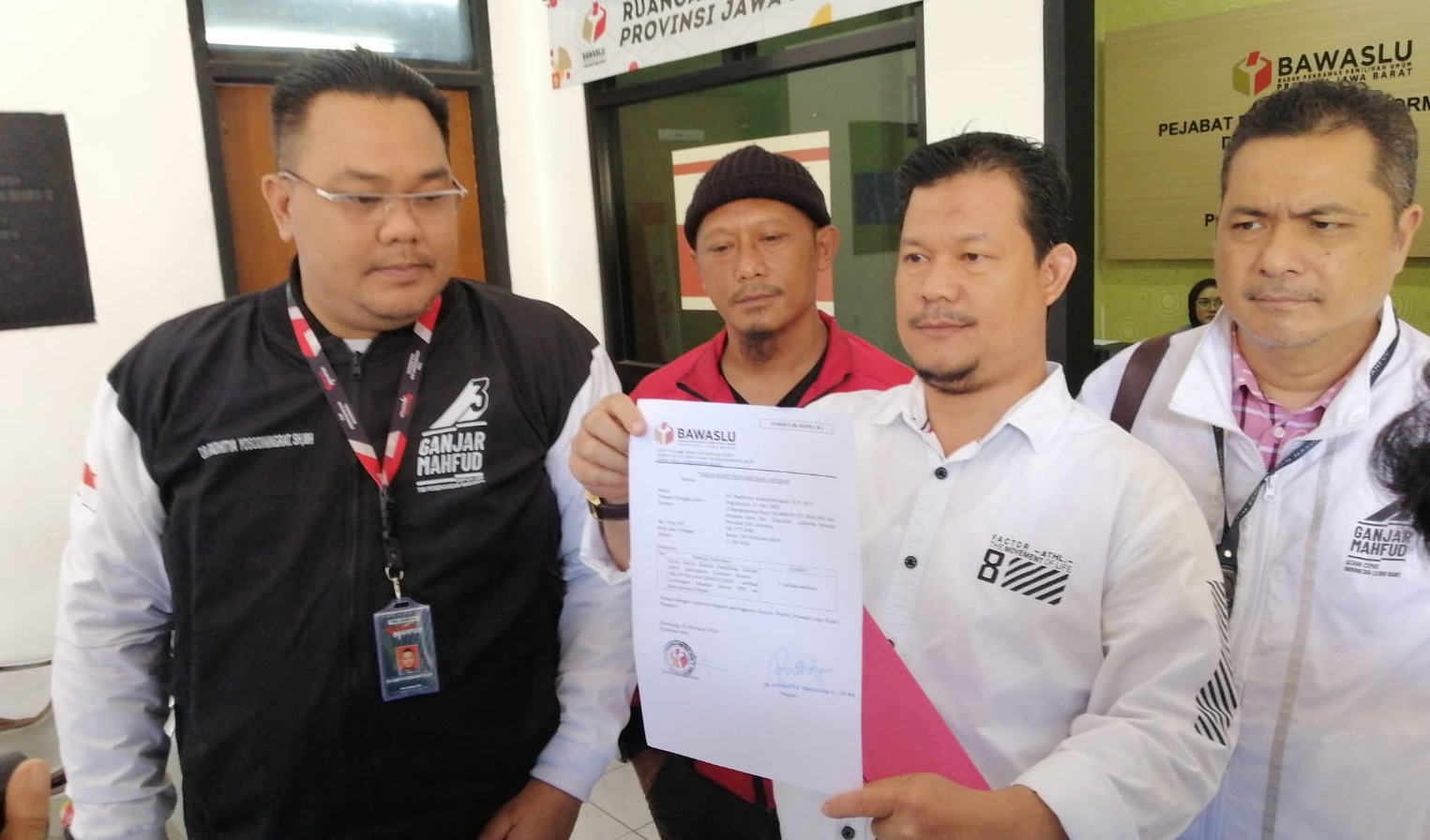 TPN Ganjar Pranowo-Mahfud MD menunjukkan bukti hasil laporan ke Bawaslu Jabar atas dugaan pelanggaran aturan pemilu oleh KPU Kabupaten Cirebon, Senin 5 Februari 2024.