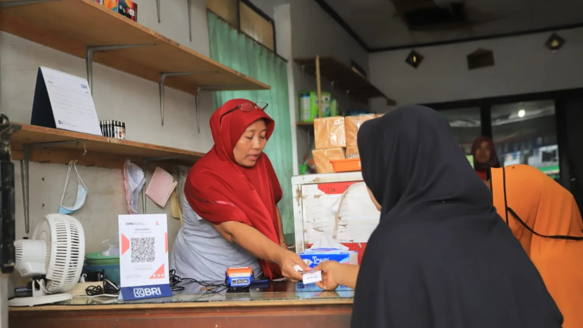 Ilustrasi: Pedagang UMKM di Cimahi saat menerima pembayaran pelanggan.