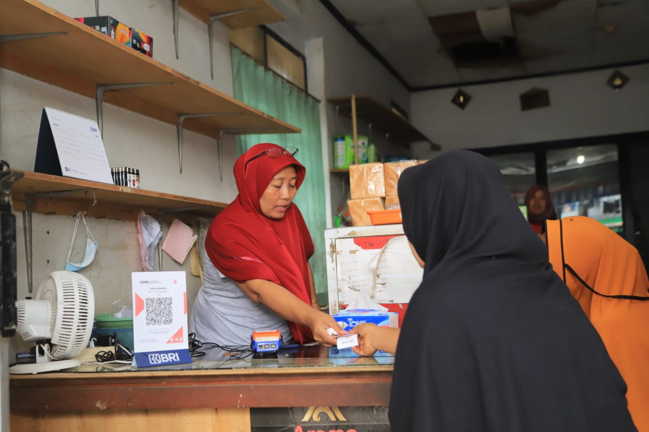Ilustrasi: Pedagang UMKM di Cimahi saat menerima pembayaran pelanggan.