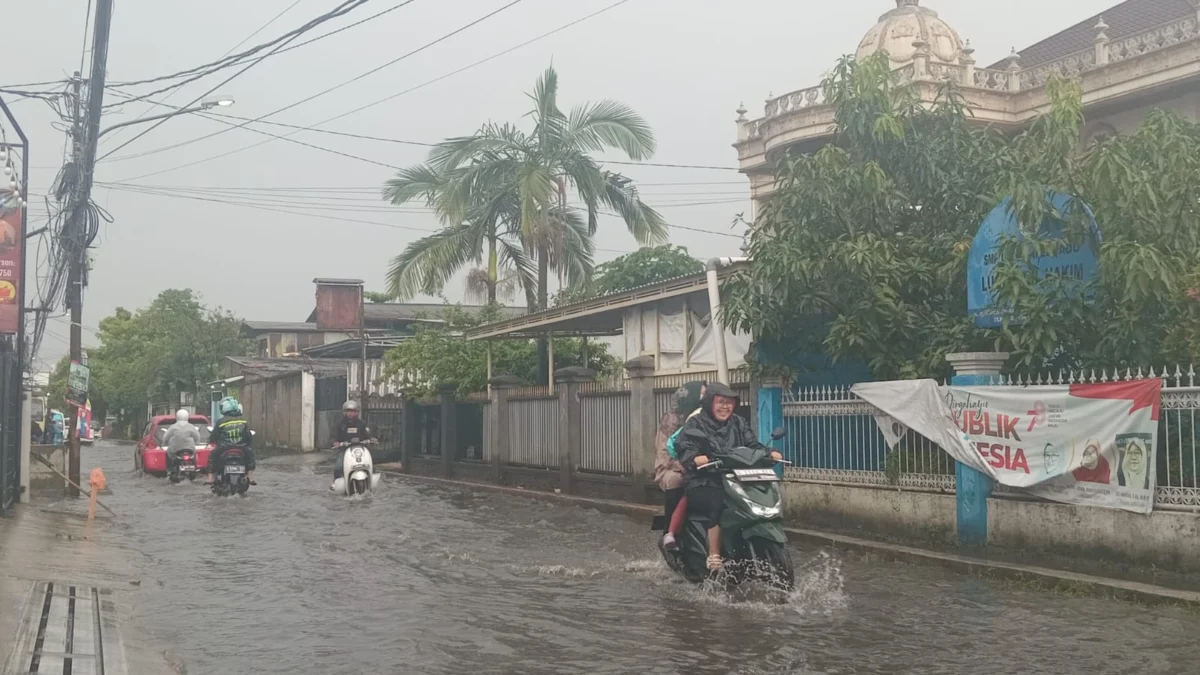 Banjir kembali terjadi di Kawasan Cingised, Arcamanik Endah, Kota Bandung (Sadam Husen Soleh Ramdhani / JE)