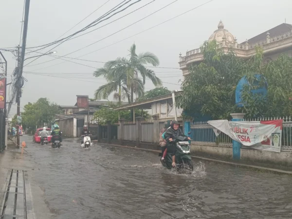 Banjir kembali terjadi di Kawasan Cingised, Arcamanik Endah, Kota Bandung (Sadam Husen Soleh Ramdhani / JE)