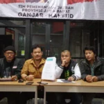 TPD Ganjar Pranowo-Mahfud MD Jabar menunjukkan dokumen bukti Babinsa dan Bhabinkamtibmas masuk grup WA KPPS, di Sekretarian TPD Ganjar-Mahfud Jabar, Jalan Pelajar Pejuang 45, Kota Bandung, Rabu 7 Februari 2024.