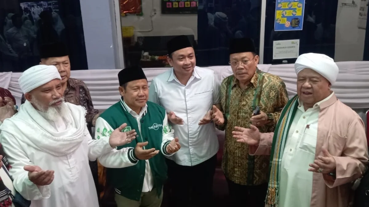 Habib Syarief Muhammad Alaydrus (memakai surban warga hijau) dan sejumlah tokoh agama mendoakan Gus Imin saat menghadiri konsolidasi para ulama untuk Paslon Amin di Yayasan Asslaam Bandung, Jalan Yuda, Kota Bandung, Kamis 8 Februari 2024 sore.