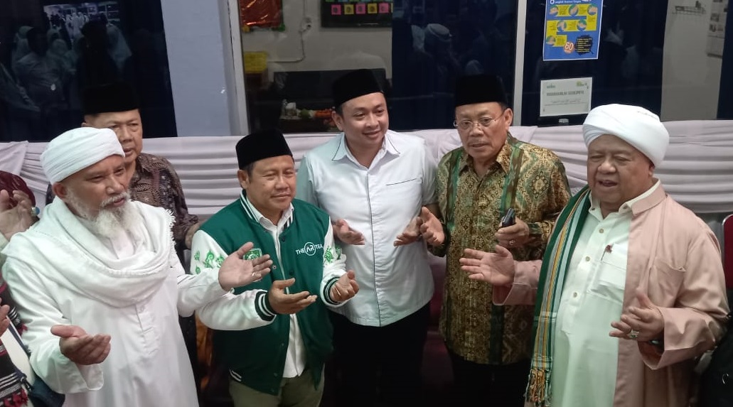 Habib Syarief Muhammad Alaydrus (memakai surban warga hijau) dan sejumlah tokoh agama mendoakan Gus Imin saat menghadiri konsolidasi para ulama untuk Paslon Amin di Yayasan Asslaam Bandung, Jalan Yuda, Kota Bandung, Kamis 8 Februari 2024 sore.