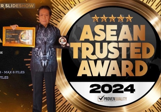 Pendiri (founder) Lembaga Survei Nasional (LSN) Dr Umar S Bakry saat menerima Sertifikat penghargaan ASEAN Trusted Award 2024.