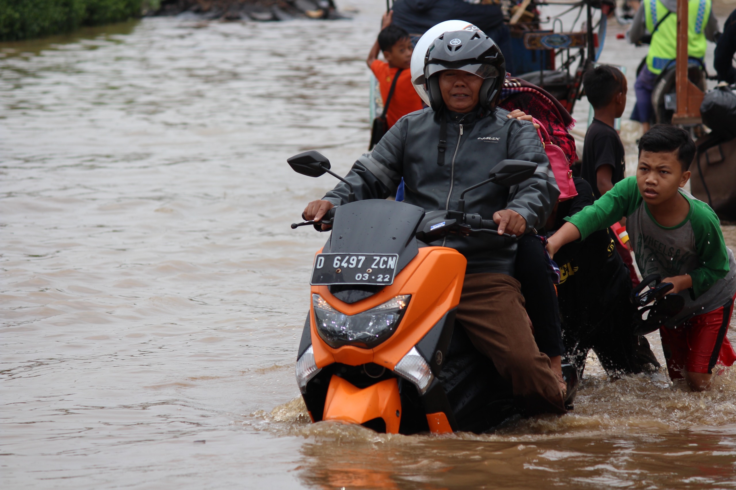 BUTUH PERHATIAN SERIUS: Seorang pengendara sepeda motor tampak macet di tengah jalan akibat terjebak banjir di wilayah Gedebage, Kota Bandung, beberapa hari lalu. (PANDU MUSLIM/JABAR EKSPRES)