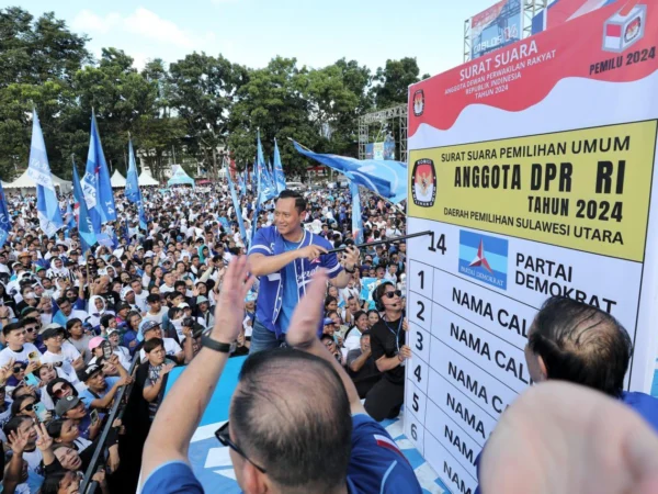 Ketua Umum Partai Demokrat Agus Harimurti Yudhoyono (AHY) saat mengunjungi Sulawesi Utara.