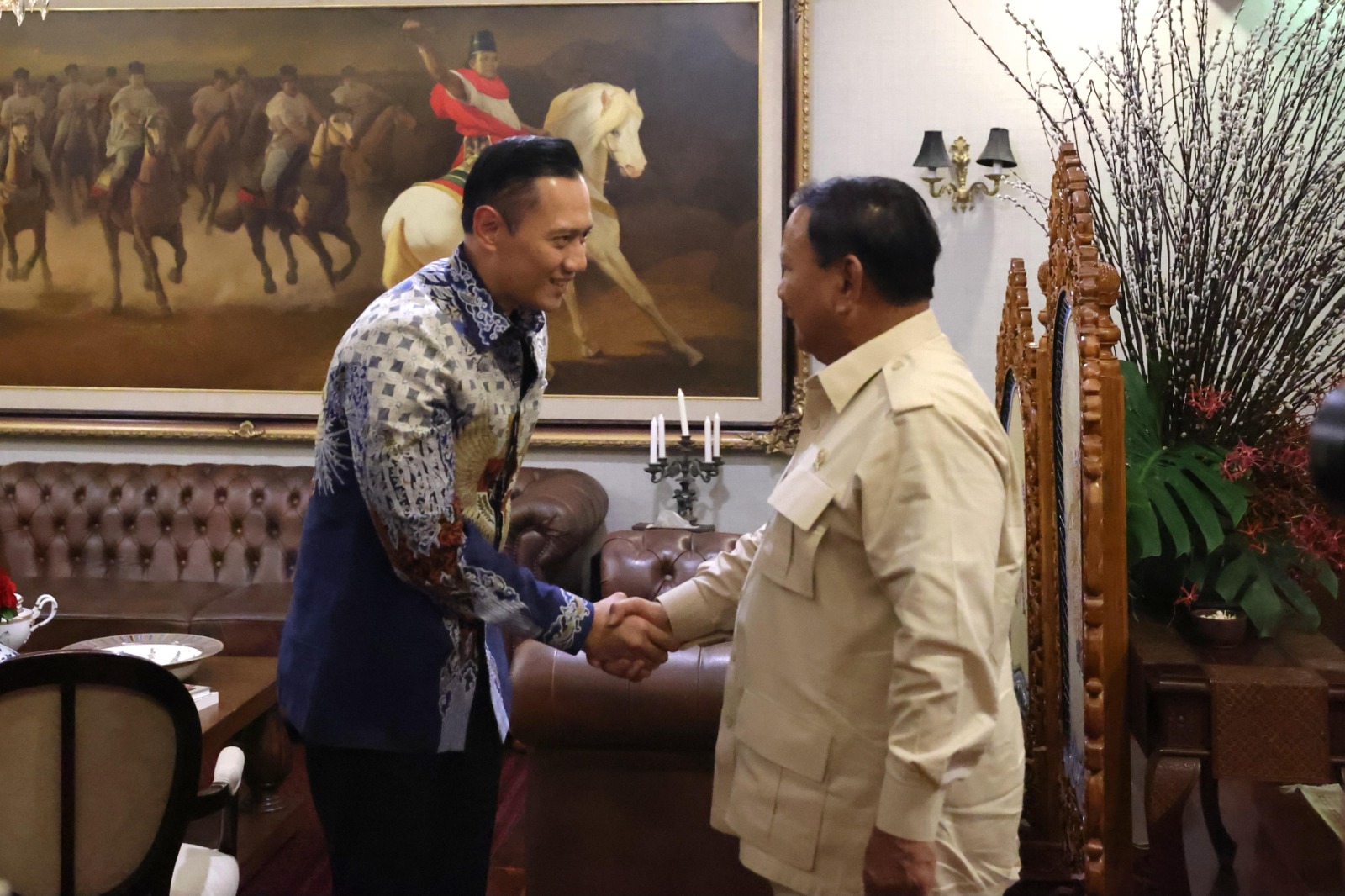 Ketua Umum Partai Demokrat, Agus Harimurti Yudhoyono (AHY) saat bertemu Capres 02, Prabowo Subianto.