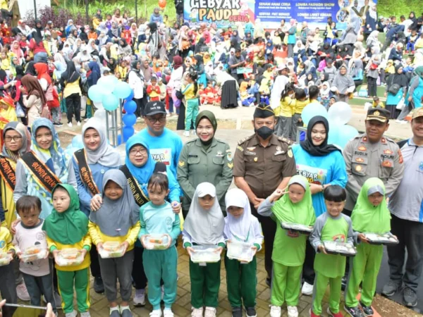 Ratusan siswa PAUD dan TK merayakan HUT ke 21 Kota Banjar di Situ Leutik, Desa Cibeureum, Kecamatan Banjar, Kota Banjar Jawa Barat. (Cecep Herdi/Jabar Ekspres)