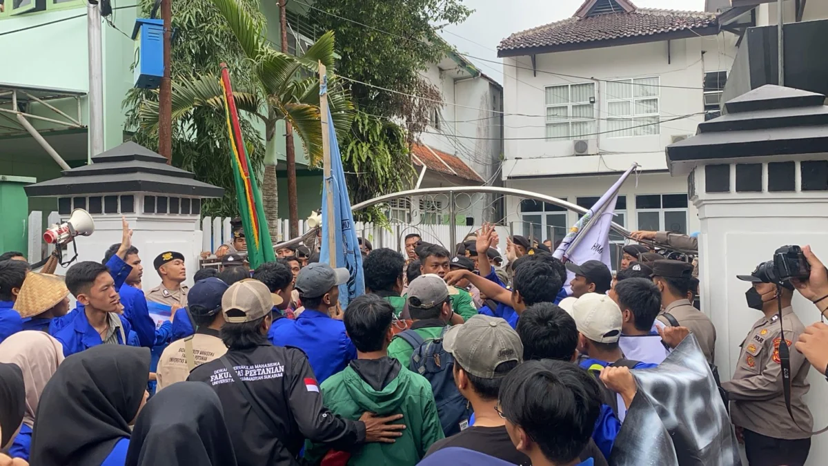 Mahasiswa Sukabumi demo kenaikan harga beras