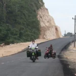 Dokumentasi - Pengendara sepeda motor melintas di Jalur Jalan Lintas Selatan di Tepus, Gunungkidul, Yogyakarta, Kamis (28/4/2022). (ANTARA FOTO/Prasetia Fauzani/tom)