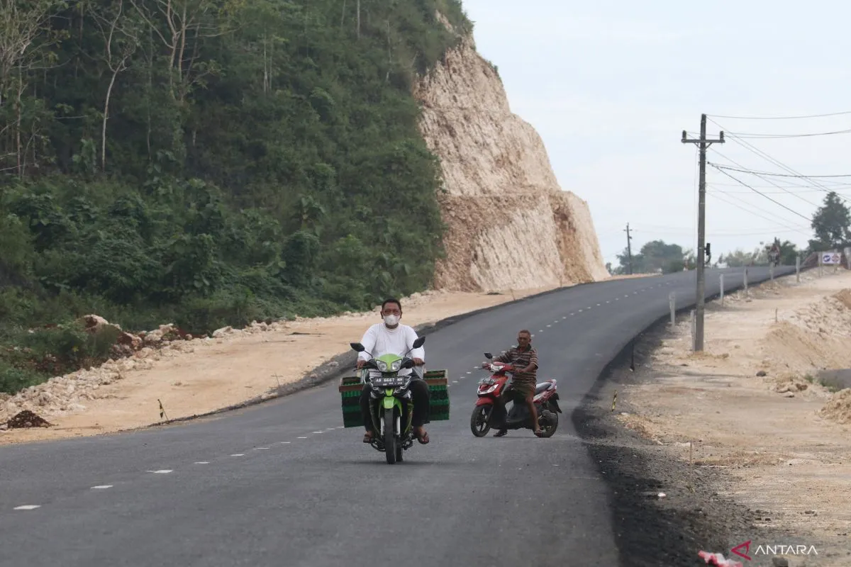 Dokumentasi - Pengendara sepeda motor melintas di Jalur Jalan Lintas Selatan di Tepus, Gunungkidul, Yogyakarta, Kamis (28/4/2022). (ANTARA FOTO/Prasetia Fauzani/tom)