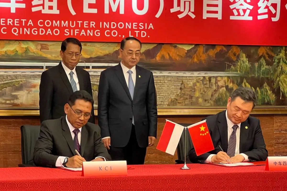 Suasana penandatanganan kontrak kerja sama pengadaan tiga rangkaian kereta rel listrik (KRL) baru antara KAI Commuter dan CRRC Sifang Co, Ltd di Beijing, China, Rabu (31/1/2024). ANTARA/HO-KAI Commuter