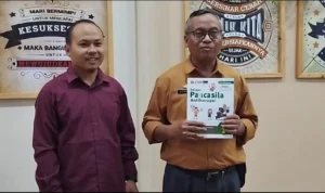 Kepala Dinas Pendidikan dan Kebudayaan Kota Banjar H Kaswad (kanan) memegang buku hasil karya salah satu guru SMP di Kota Banjar. (Cecep Herdi/Jabar Ekspres)