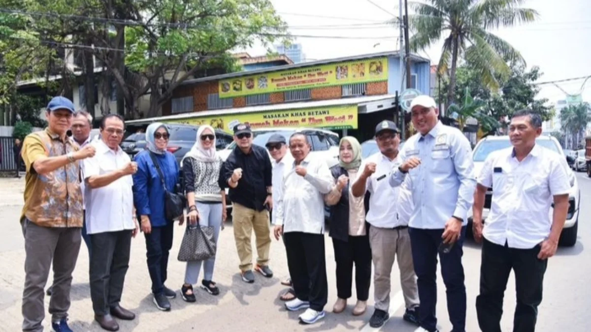Anggota Komisi IV DPRD Jabar Jajang Rohana ( lima dari kanan) saat sidak ke Jalan RA Kartini Kota Bekasi.