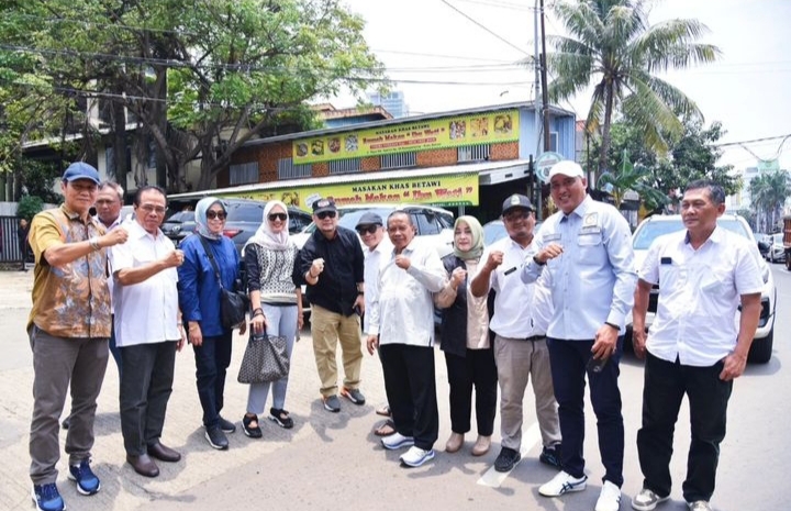 Anggota Komisi IV DPRD Jabar Jajang Rohana ( lima dari kanan) saat sidak ke Jalan RA Kartini Kota Bekasi.