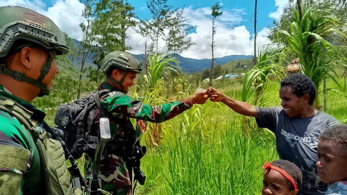 Akrab. Anggota Rider 323 BP/Kostrad namoak akrab dengam warga dan anak setempat di Kampung Wako, Distrik Ilaga, Kabupaten Puncak, Papua. (ISTIMEWA)