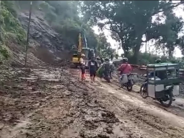 Lokasi longsor di ruas Jalan Raya Cipatat-Saguling, Kabupaten Bandung Barat. Jumat (23/2). Foto Jabarekspres