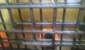 Medi Junaedi (47) tersangka pelaku penganiayaan yang membuat Ajun Junaedi (51) kritis, tertunduk malu saat masuk ke sel tahanan. Riki/Jabar Ekspres