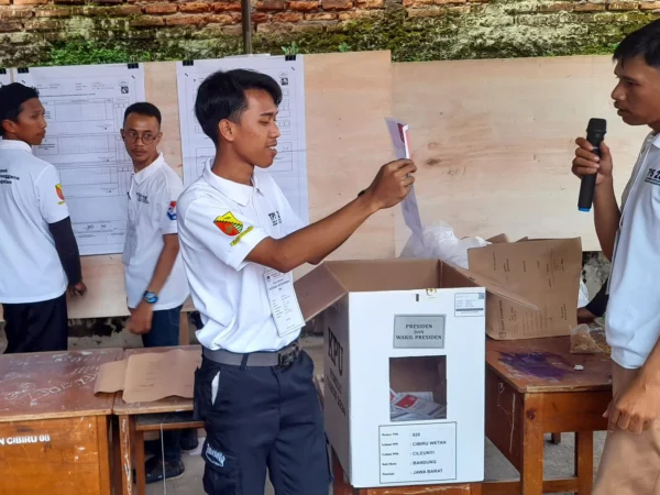 Proses perhitungan suara Pemilu 2024 di TPS kawasan Desa Cibiru Wetan, Kabupaten Bandung. (Pandu Muslim/Jabar Ekspres)