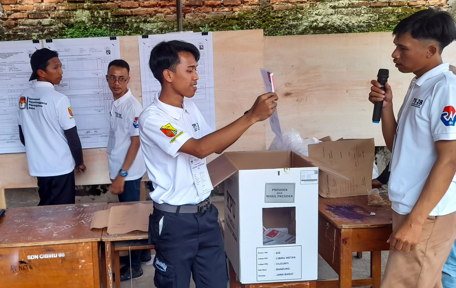 Proses perhitungan suara Pemilu 2024 di TPS kawasan Desa Cibiru Wetan, Kabupaten Bandung. (Pandu Muslim/Jabar Ekspres)