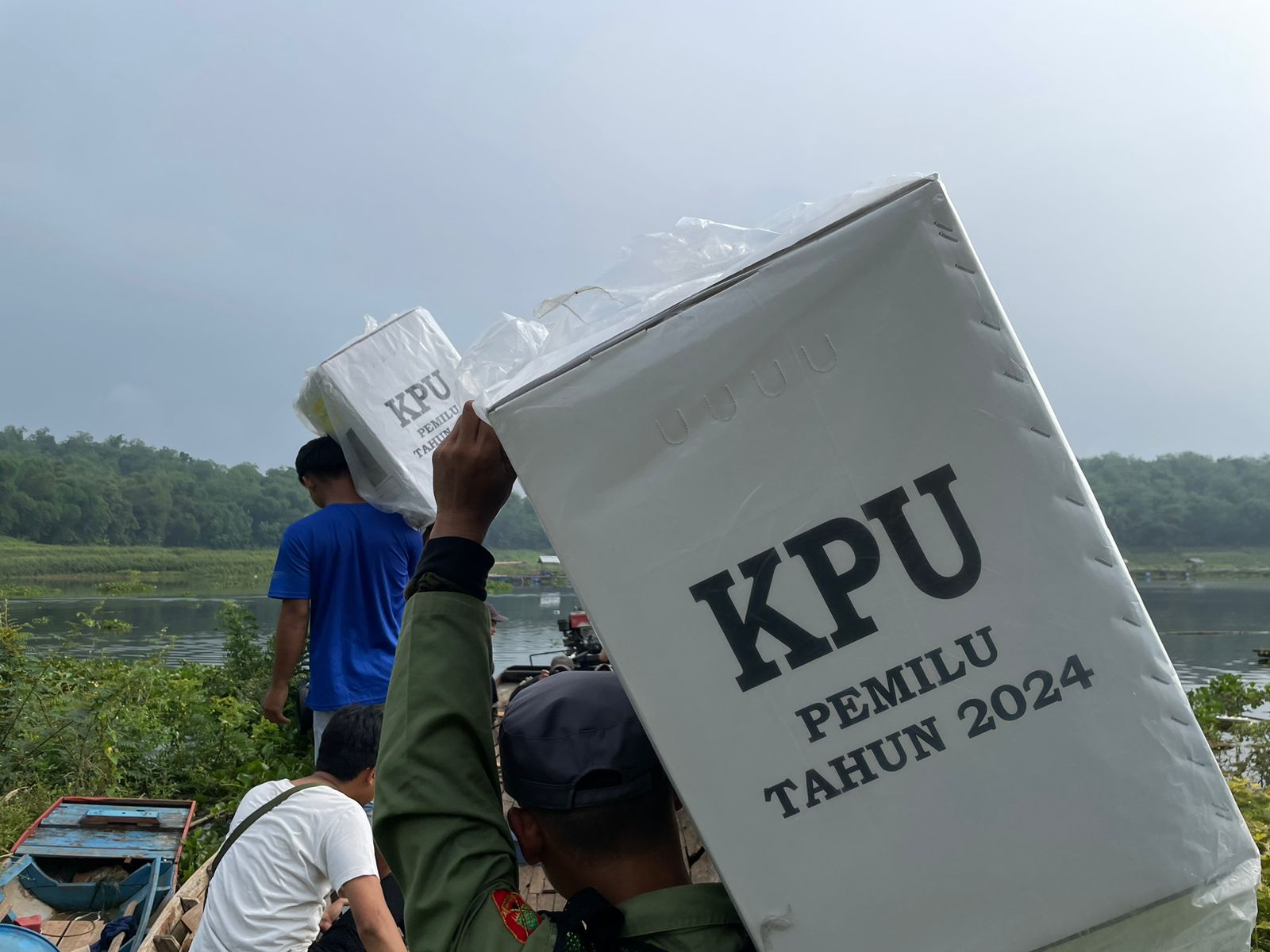 Petugas penyelenggara Pemilu 2024 membawa logistik usai pencoblosan dari daerah terpencil di Bandung Barat. Senin (19/2). Foto Jabarekspres