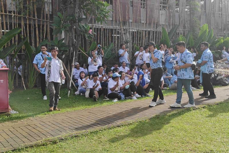 Pendukung pasangan nomor urut 02 Prabowo-Gibran mulai berdatangan di JCC, Jakarta, Minggu (4/2/2024). ANTARA/Ilham Kausar