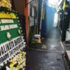Karangan bunga terpajang di halaman depan rumah duka seorang petugas KPPS, Eri Fajar Nugraha yang meninggal dunia pasca Pemilu 2024. (Nizar/Jabar Ekspres)