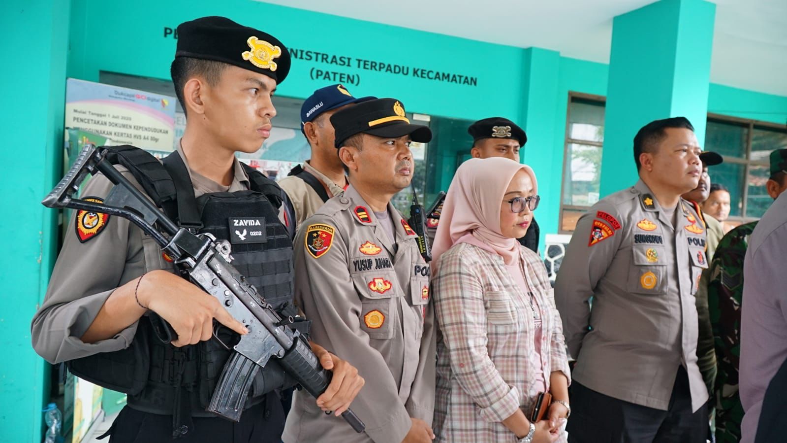 Polresta Bandung Kawal Ketat Pengiriman Surat Suara dari TPS ke PPK Dengan Siapkan Personil Bersenjata. Foto Dok Humas Polresta Bandung