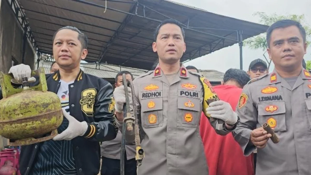 Polisi amankan 3 orang pelaku pengoplos gas elpiji ilegal di Kecamatan Cileungsi, Kabupaten Bogor. Foto: Sandika Fadilah/Jabarekspres.com