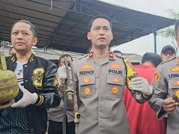 Polisi amankan 3 orang pelaku pengoplos gas elpiji ilegal di Kecamatan Cileungsi, Kabupaten Bogor. Foto: Sandika Fadilah/Jabarekspres.com