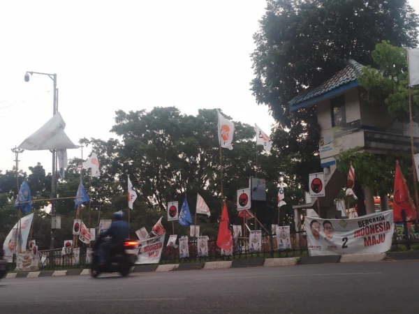 Potret Alat Peraga Kampanye terpampang di Bundaran Cibiru/ Foto: Yanuar Baswata/Jabar Ekspres/