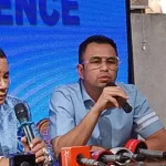 Selebriti Indonesia Raffi Ahmad (kanan) memberi keterangan kepada awak media di Jakarta, Senin (5/2/2024). ANTARA/Khaerul Iza