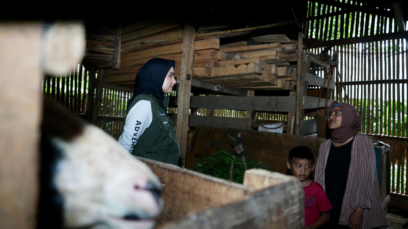 Ketua Jabar Bergerak KBB, Sonya Fatmala saat menyambangi kediaman keluarga Sukiman yang tinggal di kandang domba. Minggu (4/2). Foto Suwitno/Jabarekspres