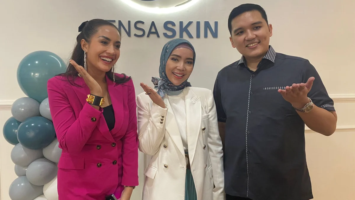dr. Sona Sulistyo, M. Biomed, CEO-Owner Sensaskin Beauty and Skin Center (Tengah); Fardi N. Annafi, ME., Komisaris-Owner (Kanan) dan Shinta Bachir (Kiri)