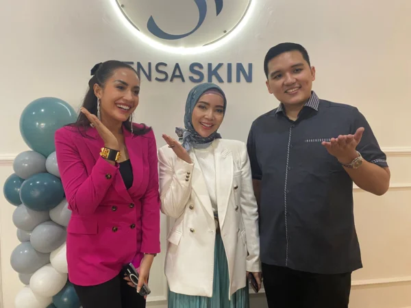 dr. Sona Sulistyo, M. Biomed, CEO-Owner Sensaskin Beauty and Skin Center (Tengah); Fardi N. Annafi, ME., Komisaris-Owner (Kanan) dan Shinta Bachir (Kiri)