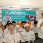 Anggota Dewan Pakar Timnas AMIN, Supomo (kanan), dalam kegiatan deklarasi dukungan dari Himpunan Dai Muda Indonesia di Markas Pemenangan Timnas AMIN di Jakarta, Rabu (7/2/2024). ANTARA/Donny Aditra.