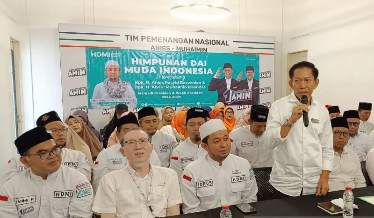 Anggota Dewan Pakar Timnas AMIN, Supomo (kanan), dalam kegiatan deklarasi dukungan dari Himpunan Dai Muda Indonesia di Markas Pemenangan Timnas AMIN di Jakarta, Rabu (7/2/2024). ANTARA/Donny Aditra.