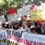 Dok. Ribuan Pedagang Pasar Baru Bandung saat gelar aksi di depan kantor Wali Kota. Kamis (1/2). Foto. Sandi Nugraha.
