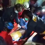 Detik-detik petugas INAFIS Polresta Bogor Kota saat mengevakuasi korban yang tertabrak KRL Commuter Line di Underpass Jalan Sholis, Kota Bogor.