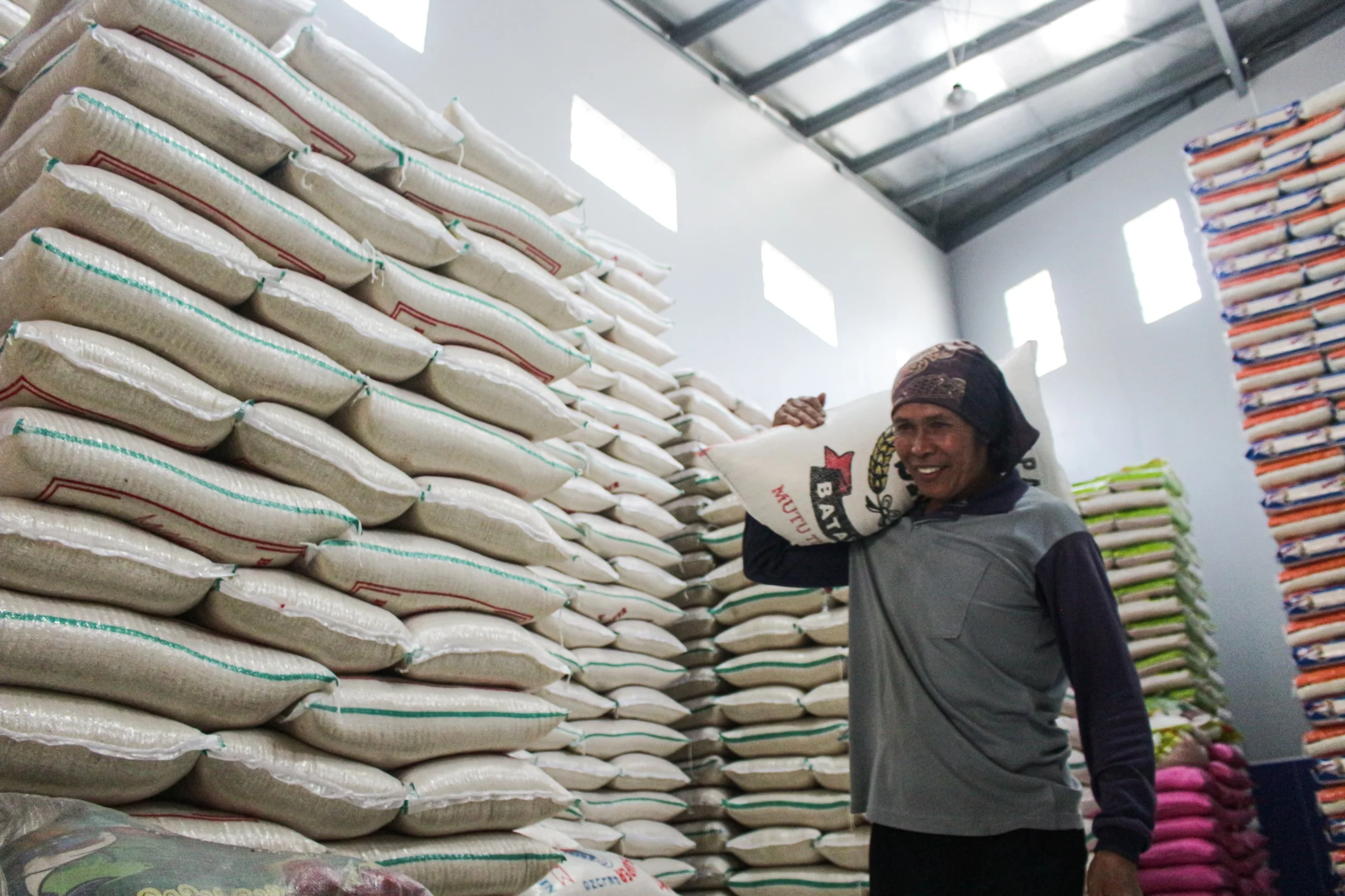 ekerja mengangkut beras di distributor beras kawasan Cibiru, Kota Bandung. (Pandu Muslim/Jabar Ekspres)