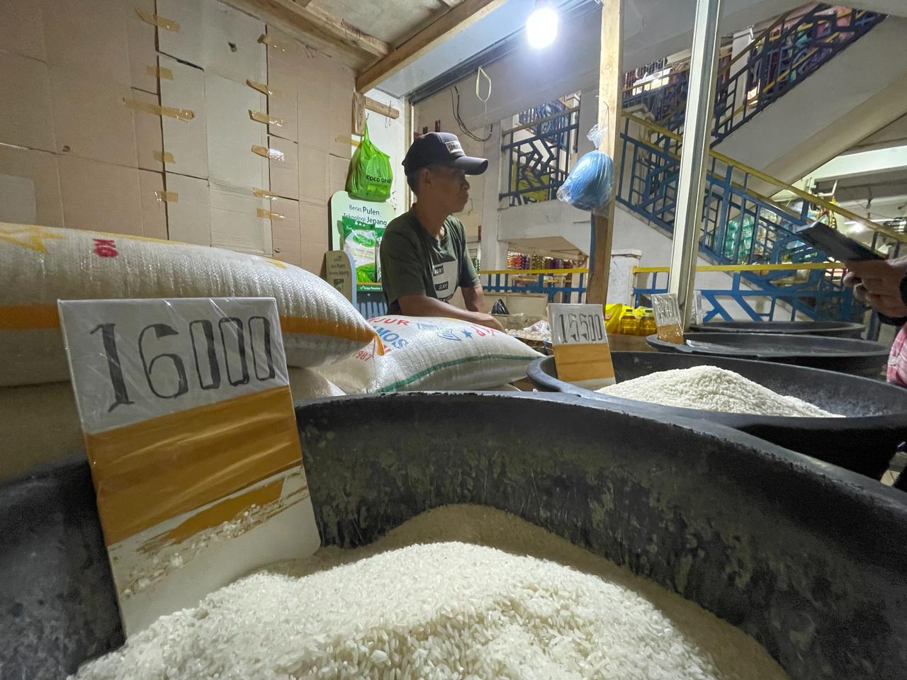 Ujang Daryana (63), pedagang beras di pasar tradisional Tagog Padalarang, Kabupaten Bandung Barat. Kamis (1/2). Foto wit/Jabarekspres