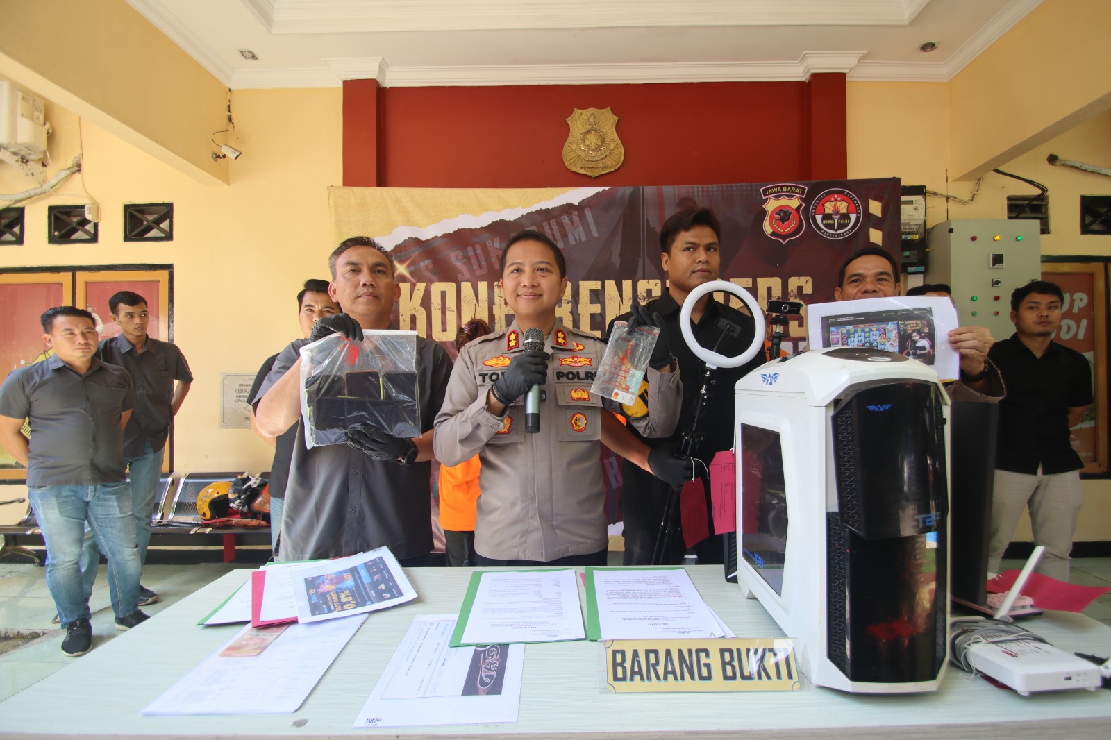 Kapolres Sukabumi AKBP Tony Prasetyo (tengah) saat menunjukkan barang bukti.