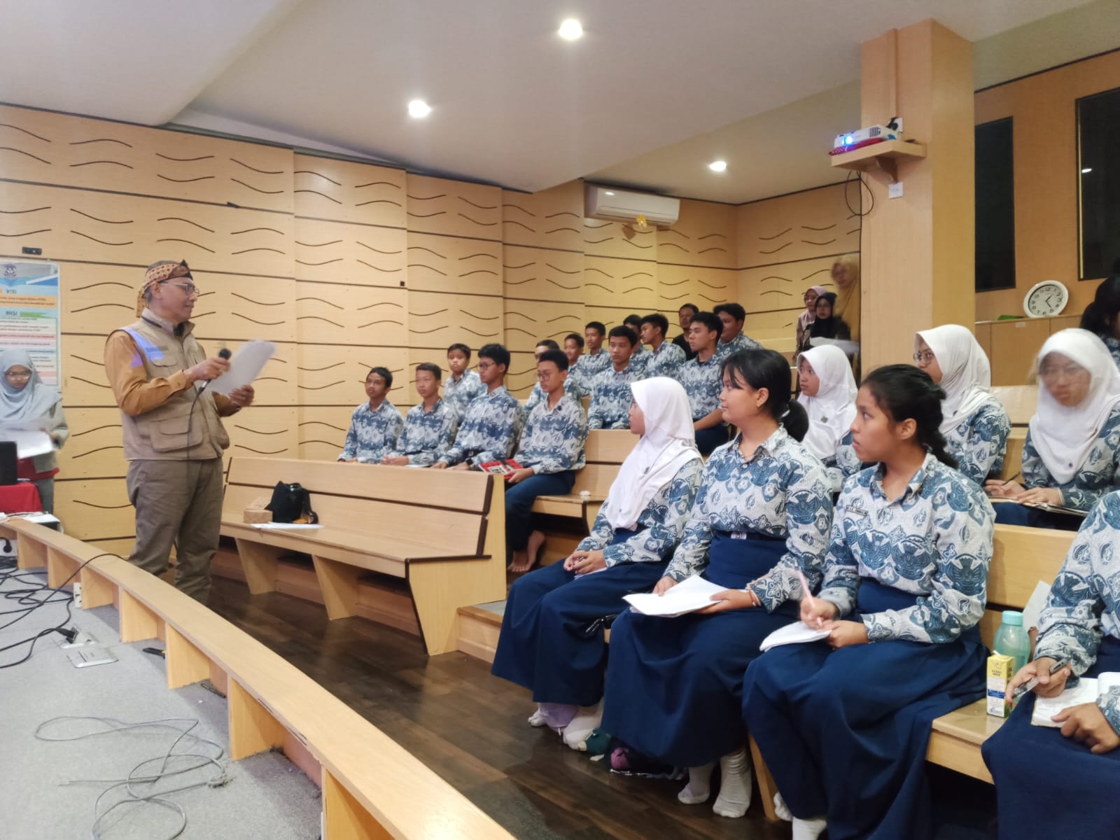 Doc. Suasana Pelatihan Jurnalistik di SMPN 1 Cimahi yang diikuti oleh Siswa dan Guru (mong)